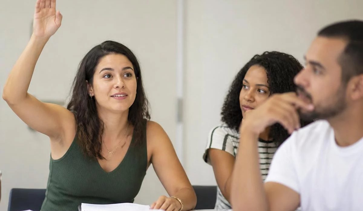 Duas pessoas preparando a próxima rodada com caderno e marca-texto na mão
